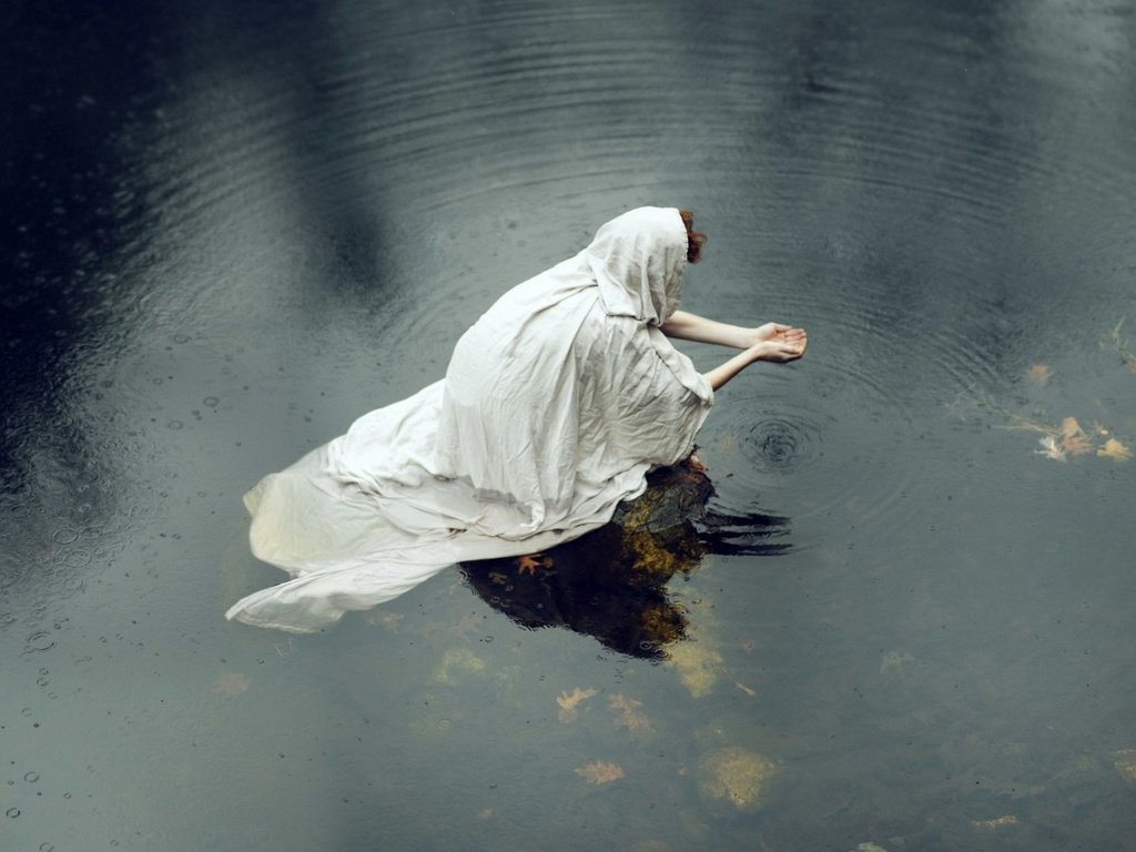 Обои вода, листья, девушка, отражение, дождь, рыжеволосая, water, leaves, girl, reflection, rain, redhead разрешение 1920x1200 Загрузить