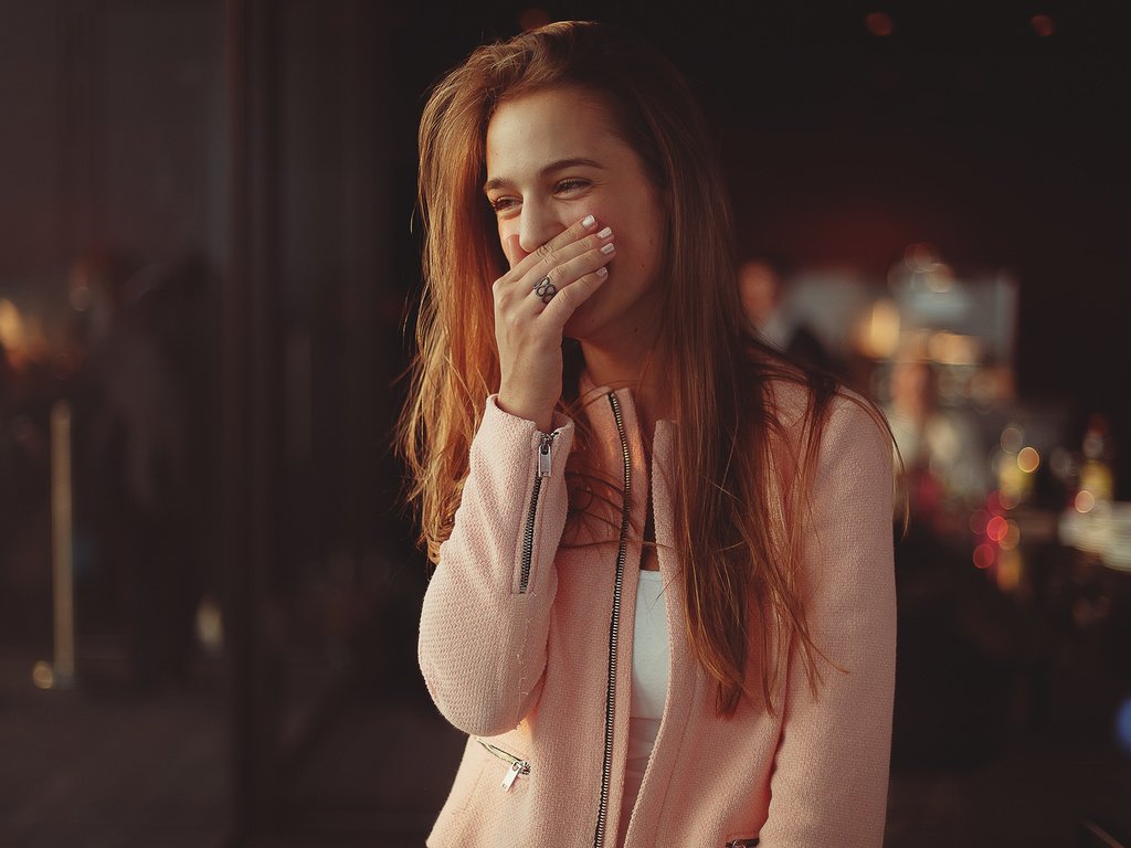 Обои девушка, кольцо, пальто, смеётся, girl, ring, coat, laughs разрешение 2048x1365 Загрузить