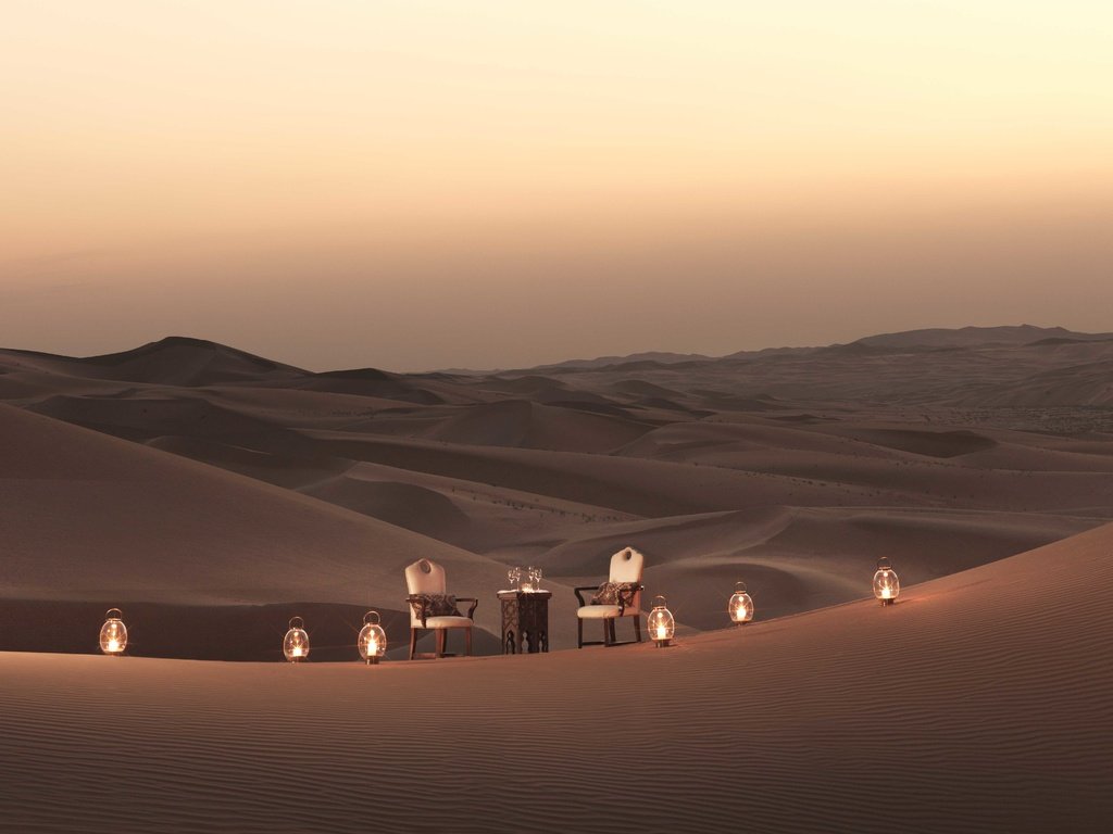Обои свечи, песок, пустыня, романтика, вино, дюны, столик на двоих, candles, sand, desert, romance, wine, dunes, a table for two разрешение 8646x4570 Загрузить