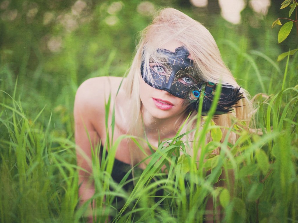 Обои трава, девушка, маска, блондинка, лето, grass, girl, mask, blonde, summer разрешение 2048x1365 Загрузить