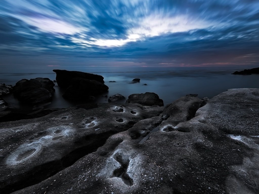 Обои небо, облака, ночь, камни, берег, море, the sky, clouds, night, stones, shore, sea разрешение 2000x1307 Загрузить