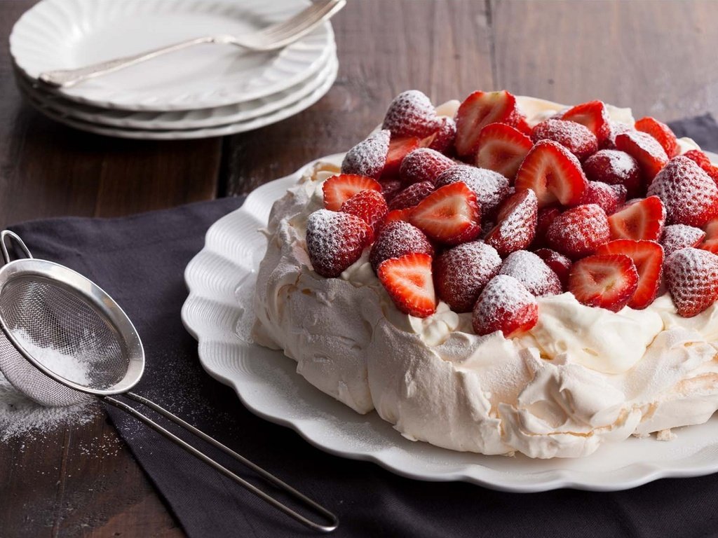 Обои клубника, ягоды, тарелки, сладкое, торт, десерт, крем, strawberry, berries, plates, sweet, cake, dessert, cream разрешение 1920x1414 Загрузить
