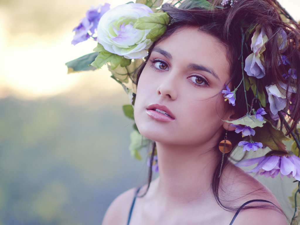 Обои цветы, девушка, взгляд, волосы, лицо, макияж, венок, flowers, girl, look, hair, face, makeup, wreath разрешение 3931x2808 Загрузить