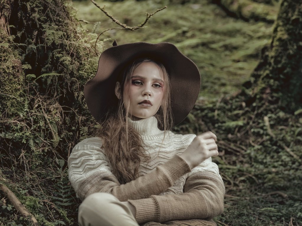 Обои лес, стиль, девушка, мох, волосы, шляпа, свитер, forest, style, girl, moss, hair, hat, sweater разрешение 8688x5792 Загрузить