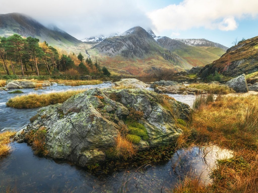 Обои деревья, река, горы, камни, пейзаж, поток, уэльс, trees, river, mountains, stones, landscape, stream, wales разрешение 2048x1152 Загрузить