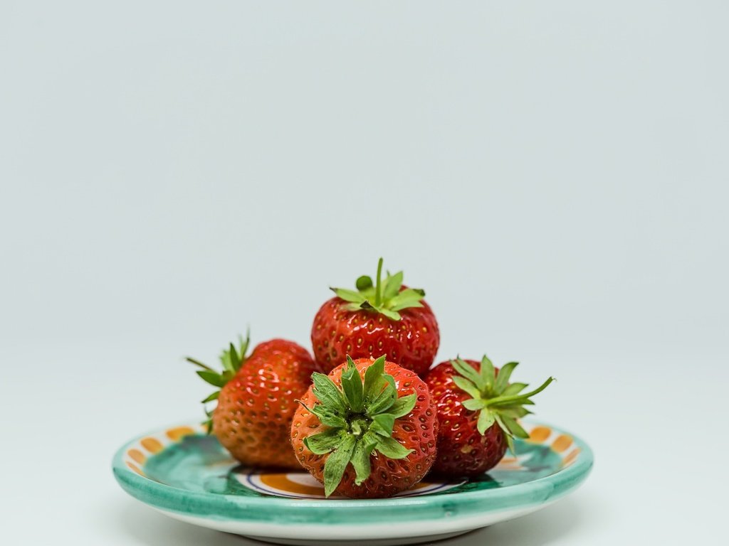 Обои фон, клубника, блюдце, ягоды, background, strawberry, saucer, berries разрешение 2048x1242 Загрузить