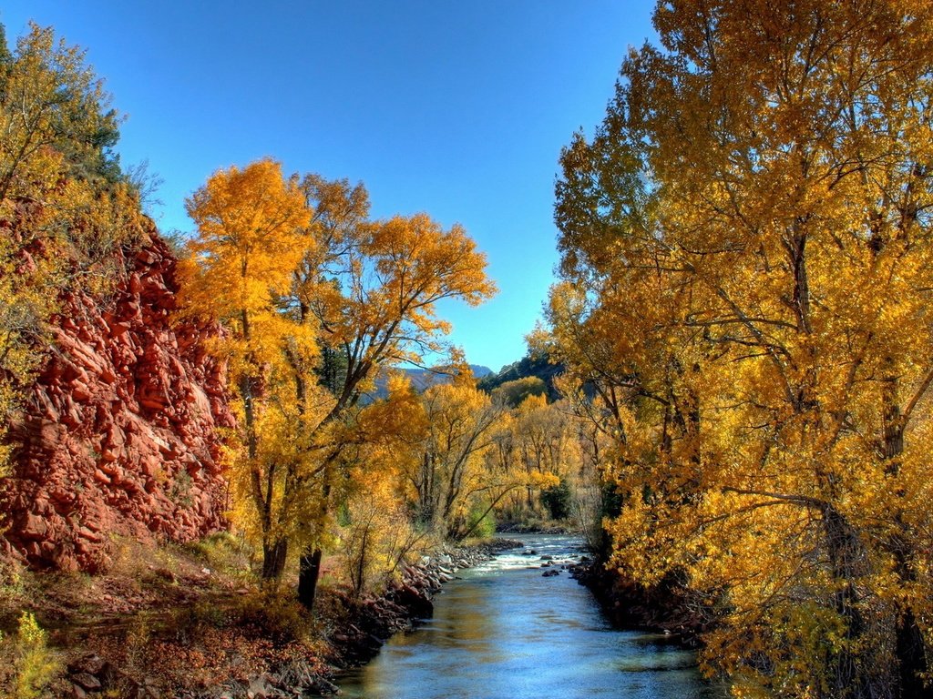 Обои небо, деревья, река, природа, осень, желтые листья, the sky, trees, river, nature, autumn, yellow leaves разрешение 1920x1080 Загрузить