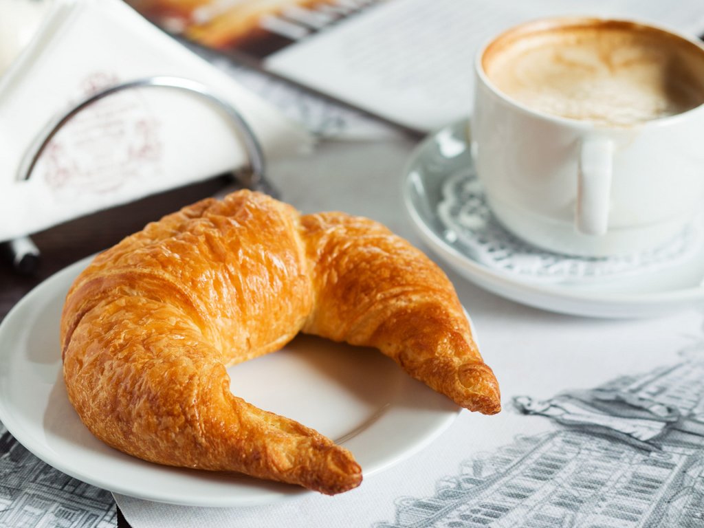 Обои кофе, чашка, завтрак, круассан, coffee, cup, breakfast, croissant разрешение 2112x1188 Загрузить