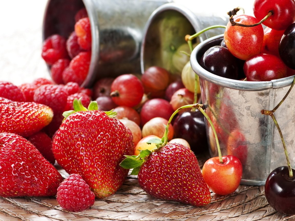 Обои малина, клубника, черешня, ягоды, крыжовник, raspberry, strawberry, cherry, berries, gooseberry разрешение 1920x1080 Загрузить