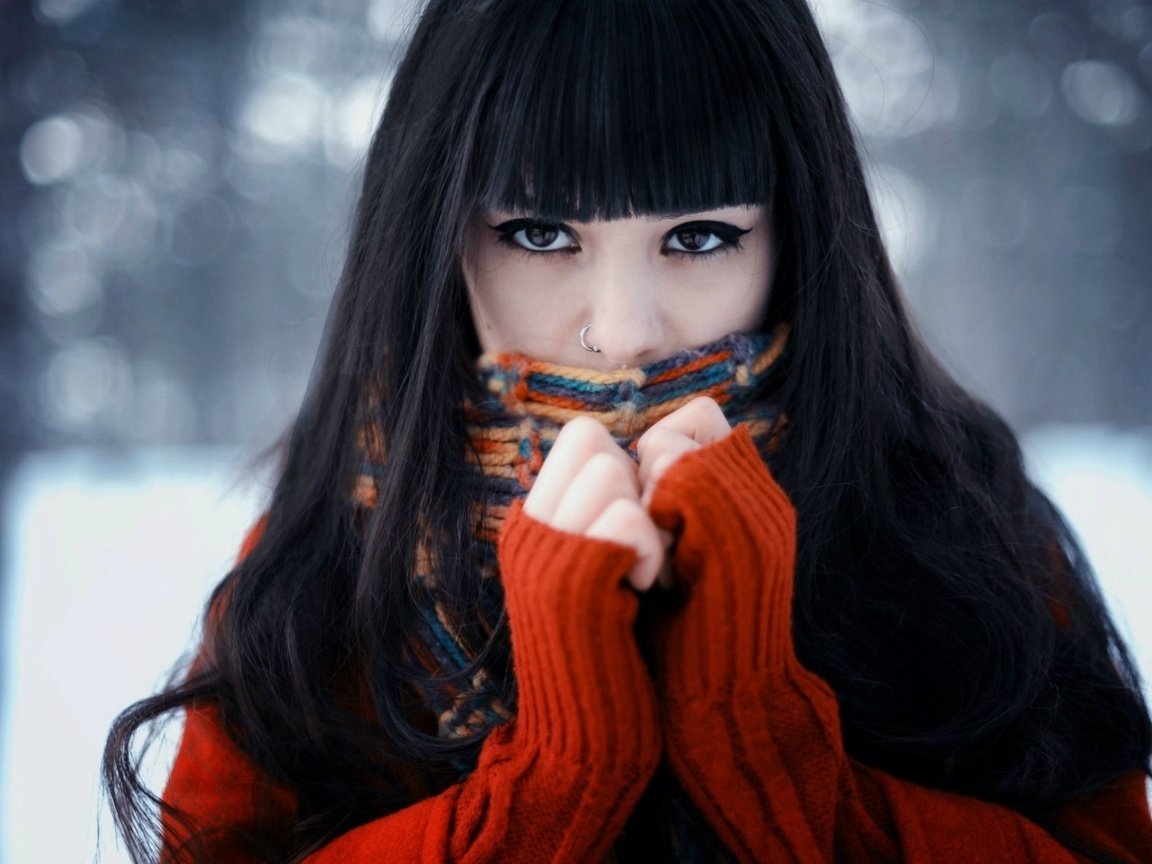 Обои зима, девушка, брюнетка, взгляд, лицо, свитер, шарф, winter, girl, brunette, look, face, sweater, scarf разрешение 1920x1080 Загрузить