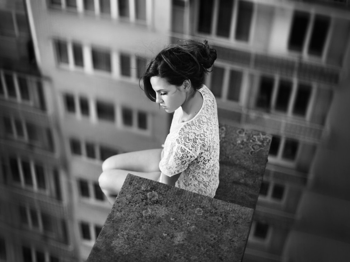 Обои девушка, фото, чёрно-белое, высота, сидит, крыша, дэвид olkarny, girl, photo, black and white, height, sitting, roof, david olkarny разрешение 5852x3980 Загрузить