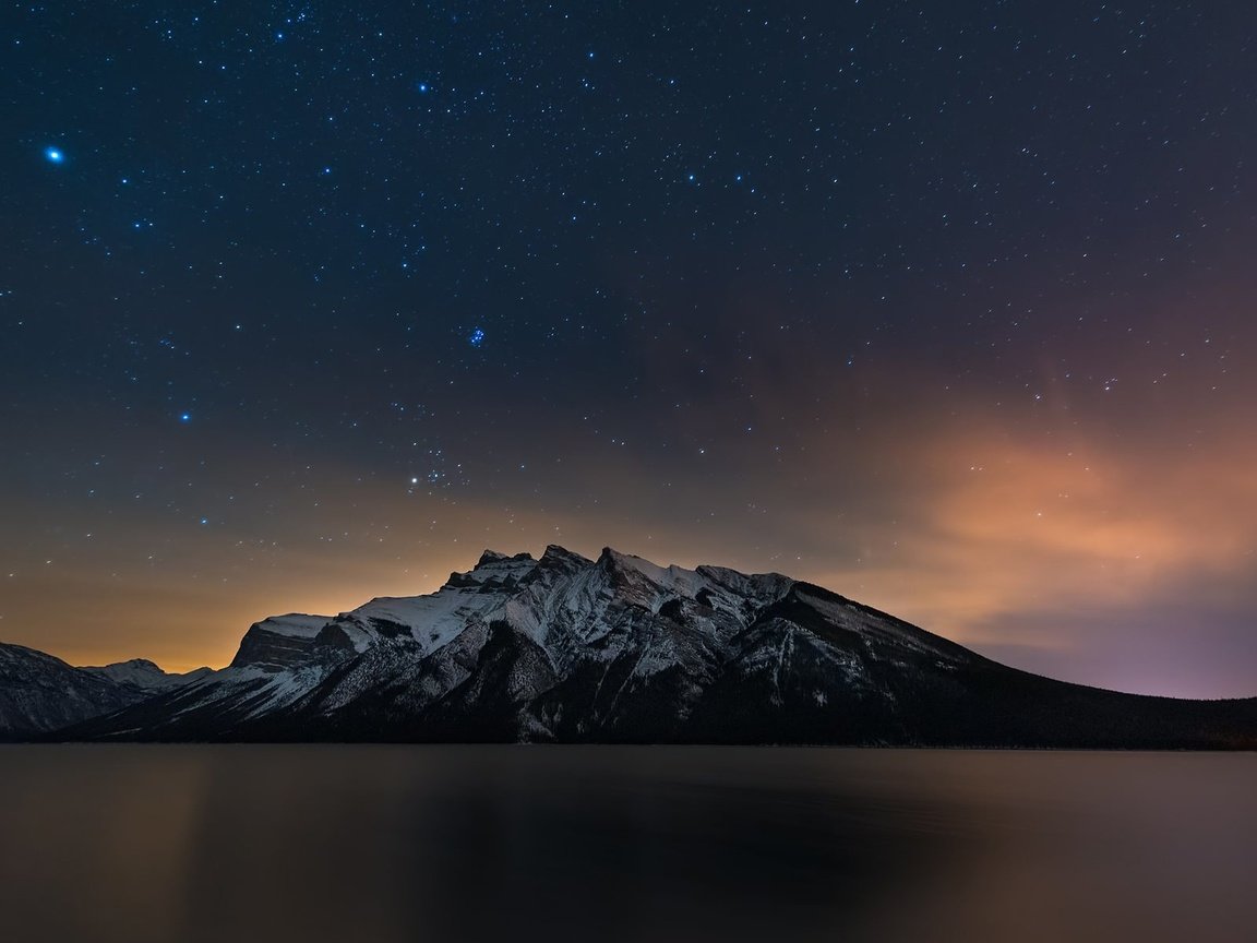 Обои небо, свет, озеро, горы, отражение, звезды, зеркало, the sky, light, lake, mountains, reflection, stars, mirror разрешение 1920x1200 Загрузить