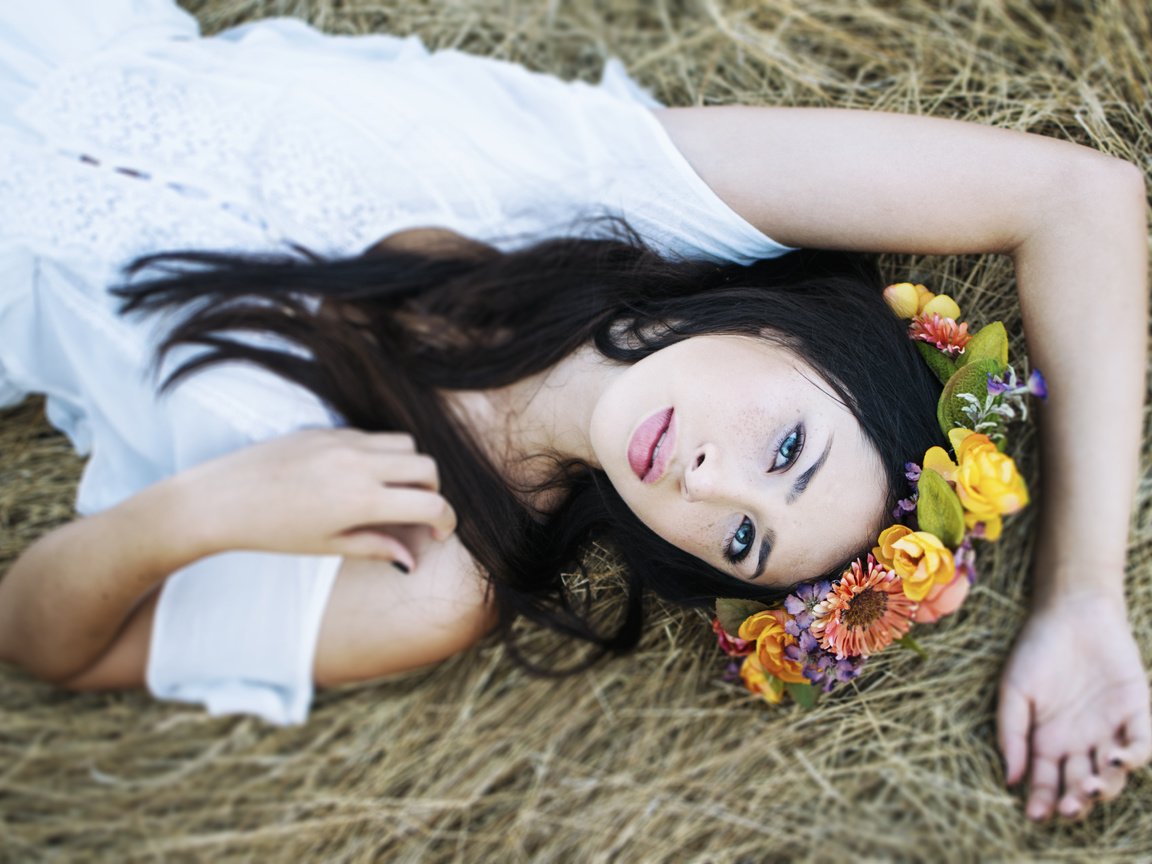 Обои цветы, девушка, брюнетка, лежит, солома, венок, flowers, girl, brunette, lies, straw, wreath разрешение 4800x3200 Загрузить