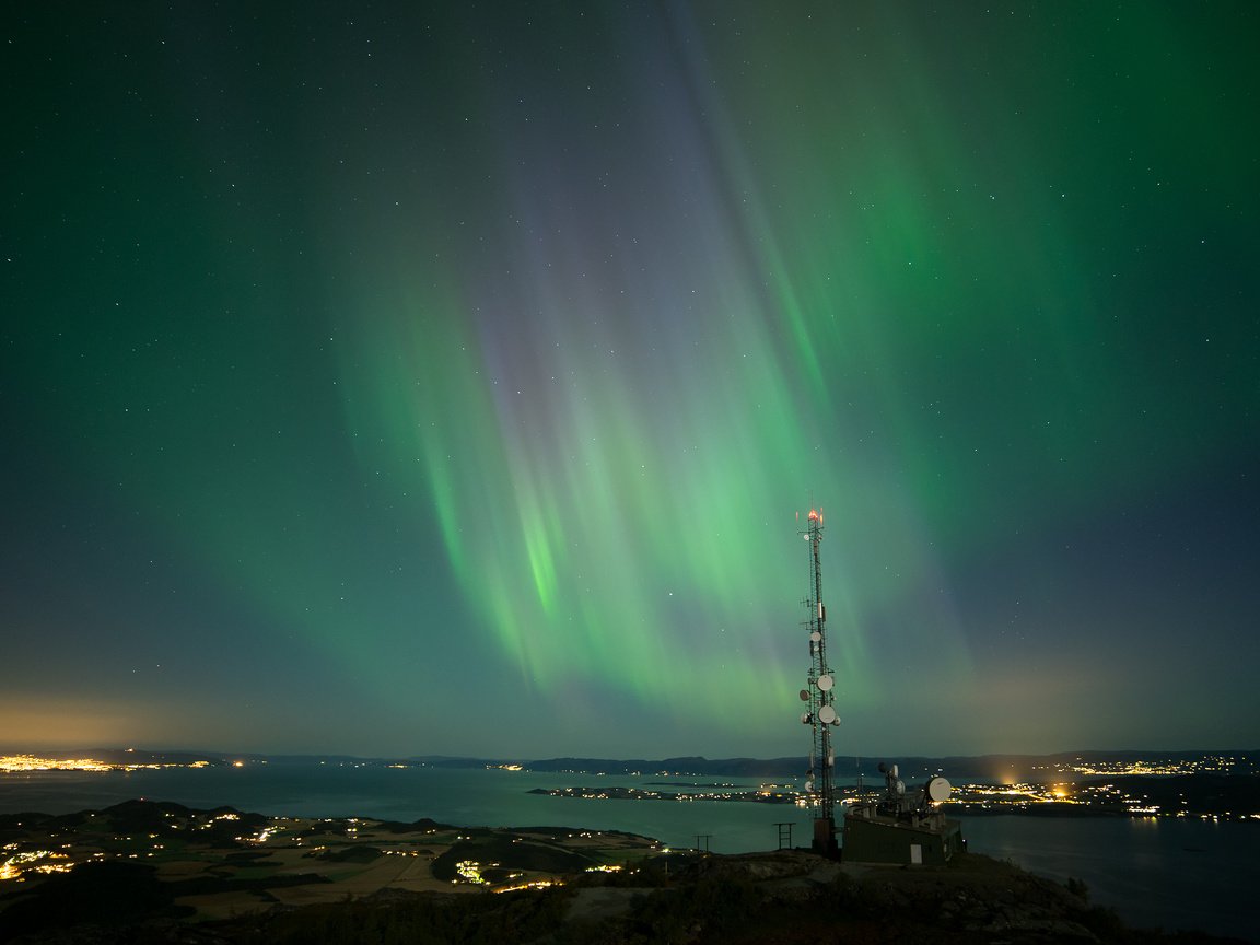 Обои небо, ночь, звезды, город, северное сияние, aurora borealis, the sky, night, stars, the city, northern lights разрешение 2600x1463 Загрузить