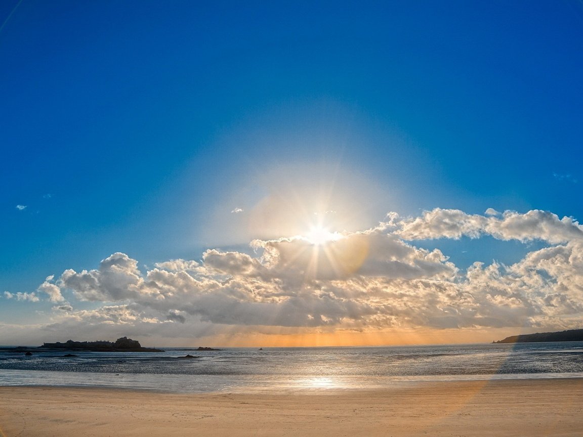 Обои небо, облака, солнце, песок, пляж, блики, the sky, clouds, the sun, sand, beach, glare разрешение 1920x1200 Загрузить