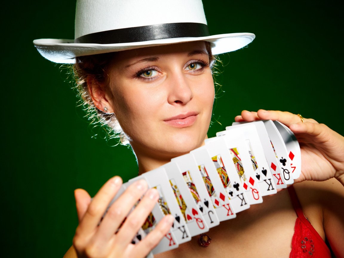 Обои девушка, карты, взгляд, шляпа, shuffling cards, girl, card, look, hat разрешение 2560x1600 Загрузить