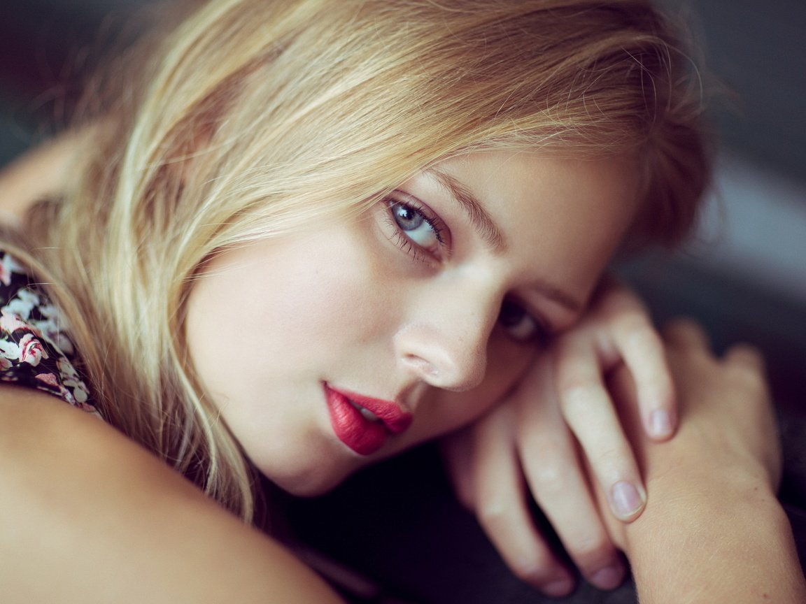 Обои девушка, поза, блондинка, руки, красные губы, портерт, girl, pose, blonde, hands, red lips, porter разрешение 2048x1152 Загрузить