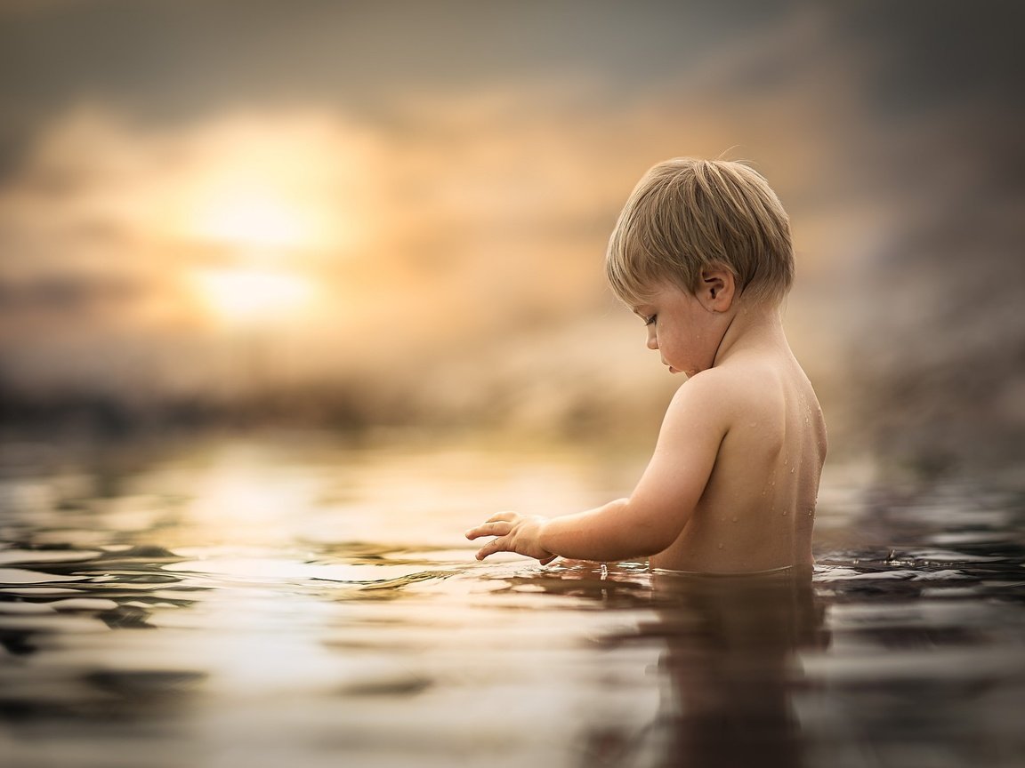 Обои вода, солнце, закат, маленький, дети, ребенок, мальчик, water, the sun, sunset, small, children, child, boy разрешение 2048x1365 Загрузить