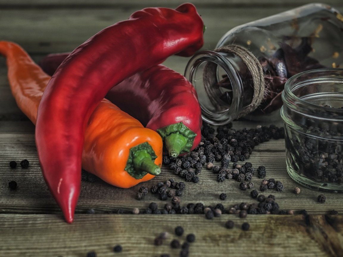 Обои фон, овощи, чили, перец, специи, background, vegetables, chile, pepper, spices разрешение 2560x1707 Загрузить