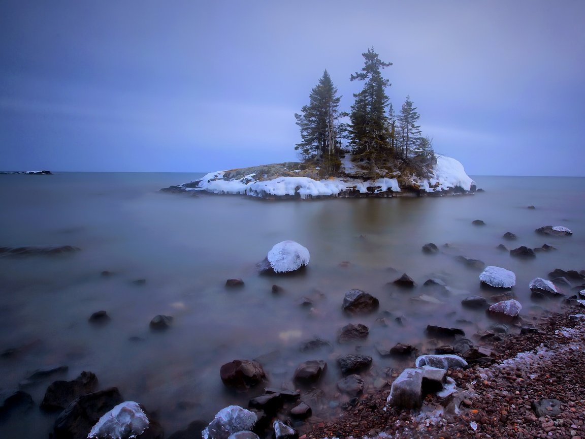 Обои деревья, природа, камни, берег, зима, море, остров, trees, nature, stones, shore, winter, sea, island разрешение 2048x1358 Загрузить