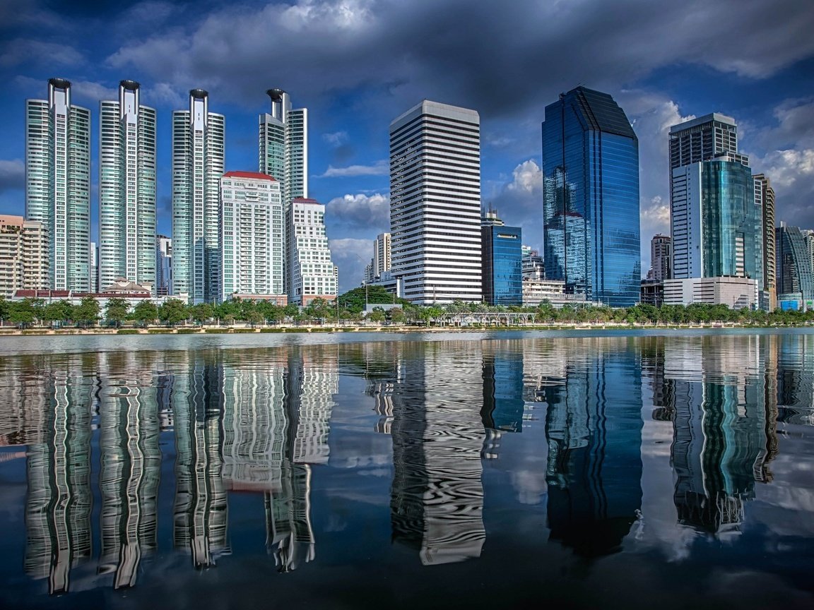 Обои отражение, город, небоскребы, океан, таиланд, бангкок, reflection, the city, skyscrapers, the ocean, thailand, bangkok разрешение 2048x1312 Загрузить