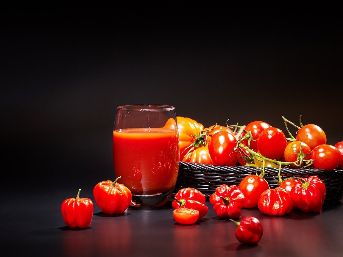 Обои черный фон, овощи, стакан, корзинка, помидоры, перец, сок, black background, vegetables, glass, basket, tomatoes, pepper, juice разрешение 5616x3744 Загрузить