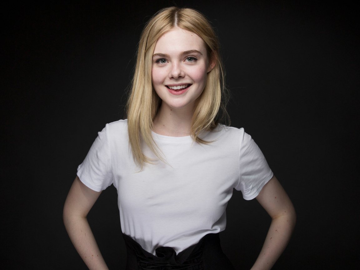 Обои девушка, эль фаннинг, блондинка, элли фаннинг, улыбка, elle fanning;, взгляд, волосы, черный фон, лицо, актриса, girl, el fanning, blonde, elle fanning, smile, look, hair, black background, face, actress разрешение 4344x2444 Загрузить