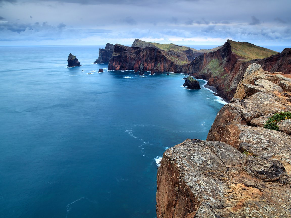 Обои скалы, пейзаж, море, побережье, залив, океан, португалия, мадейра, rocks, landscape, sea, coast, bay, the ocean, portugal, madeira разрешение 2560x1600 Загрузить