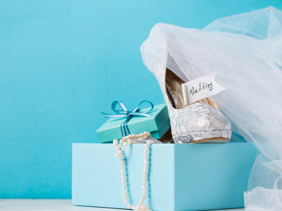 Обои бусы, подарок, свадьба, туфли, коробка, голубая, beads, gift, wedding, shoes, box, blue разрешение 2560x1600 Загрузить