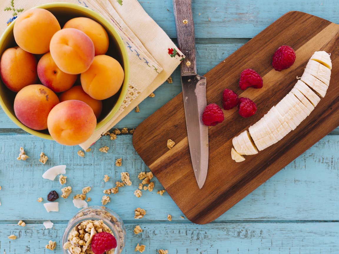 Обои малина, ягоды, завтрак, нож, банан, абрикосы, разделочная доска, гранола, raspberry, berries, breakfast, knife, banana, apricots, cutting board, granola разрешение 3564x3564 Загрузить