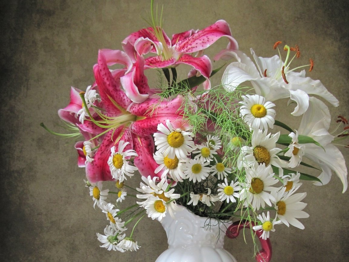Обои цветы, фон, ромашки, букет, лилии, композиция, flowers, background, chamomile, bouquet, lily, composition разрешение 1920x1352 Загрузить