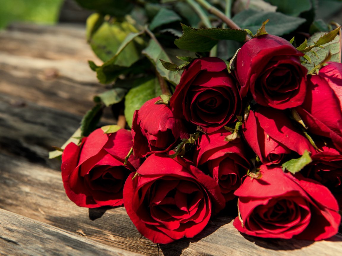 Обои розы, красные, букет, романтик, дерева, roses, red, bouquet, romantic, wood разрешение 2112x1188 Загрузить