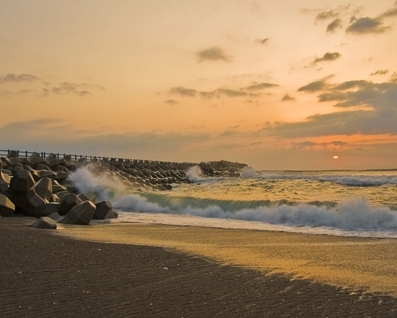 Обои солнце, берег, волны, закат, море, песок, причал, misawa, the sun, shore, wave, sunset, sea, sand, pier разрешение 2560x1600 Загрузить