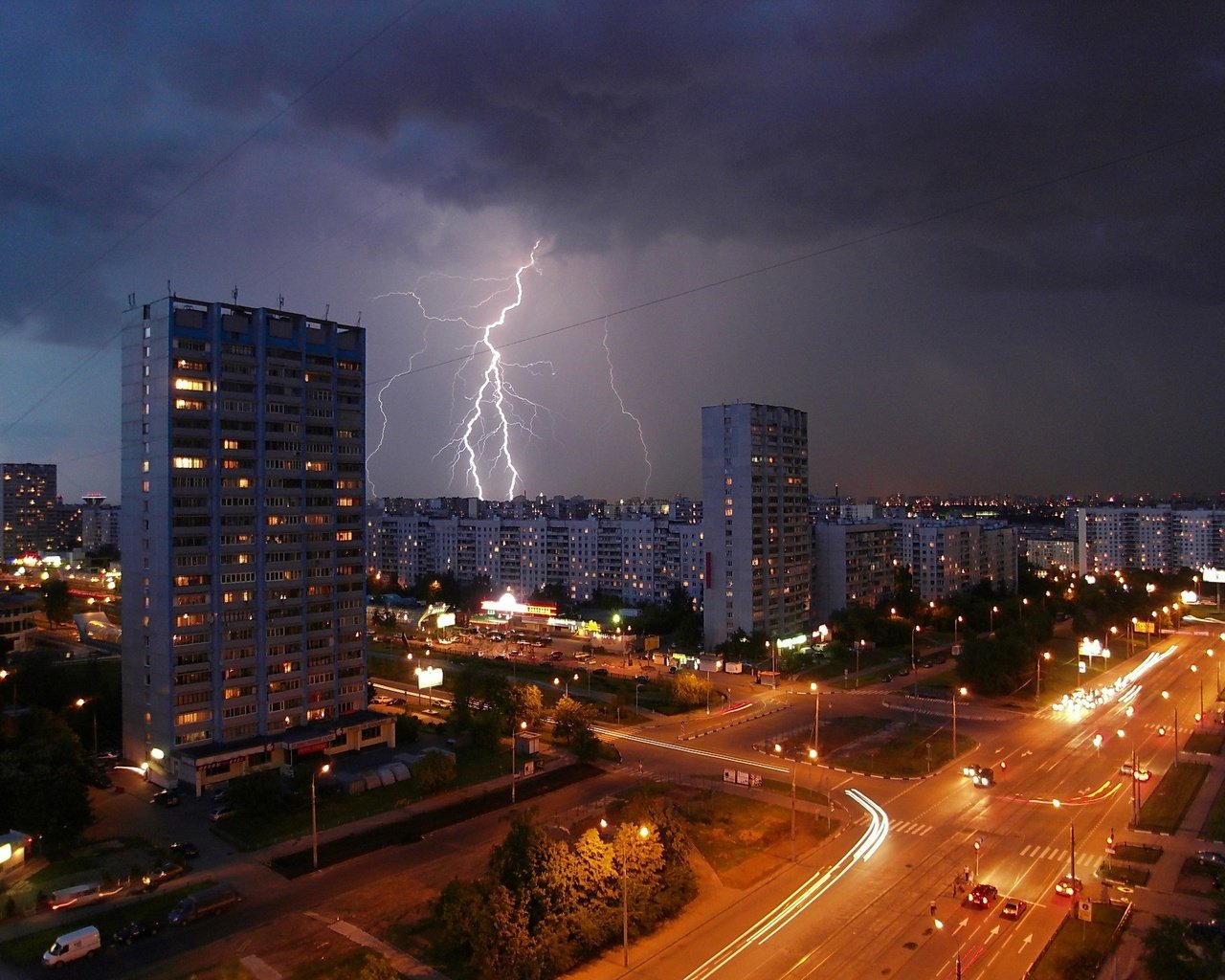 Обои дорога, огни, вечер, тучи, молния, москва, дома, россия, road, lights, the evening, clouds, lightning, moscow, home, russia разрешение 1920x1440 Загрузить