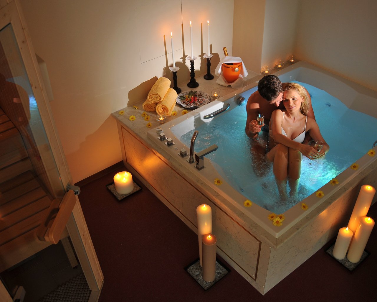 Обои свечи, любовь, романтика, мужчина, женщина, ванна, candles, love, romance, male, woman, bath разрешение 1920x1200 Загрузить