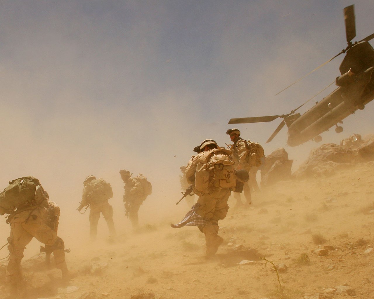Обои солдаты, ветер, пыль, вертолет, афганистан, soldiers, the wind, dust, helicopter, afghanistan разрешение 2000x1334 Загрузить