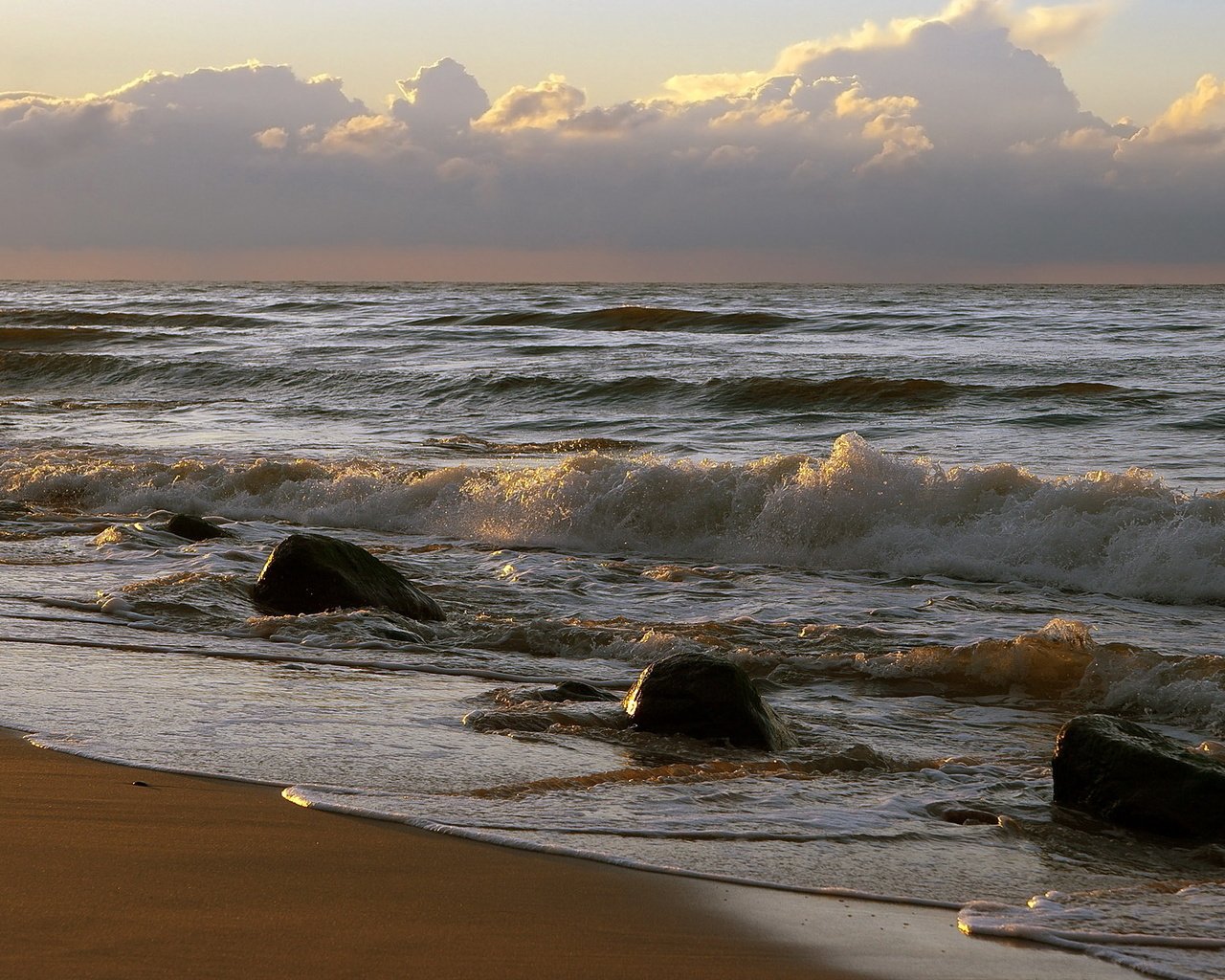 Обои небо, вода, камни, волны, закат, горизонт, брызги, прибой, the sky, water, stones, wave, sunset, horizon, squirt, surf разрешение 1920x1200 Загрузить