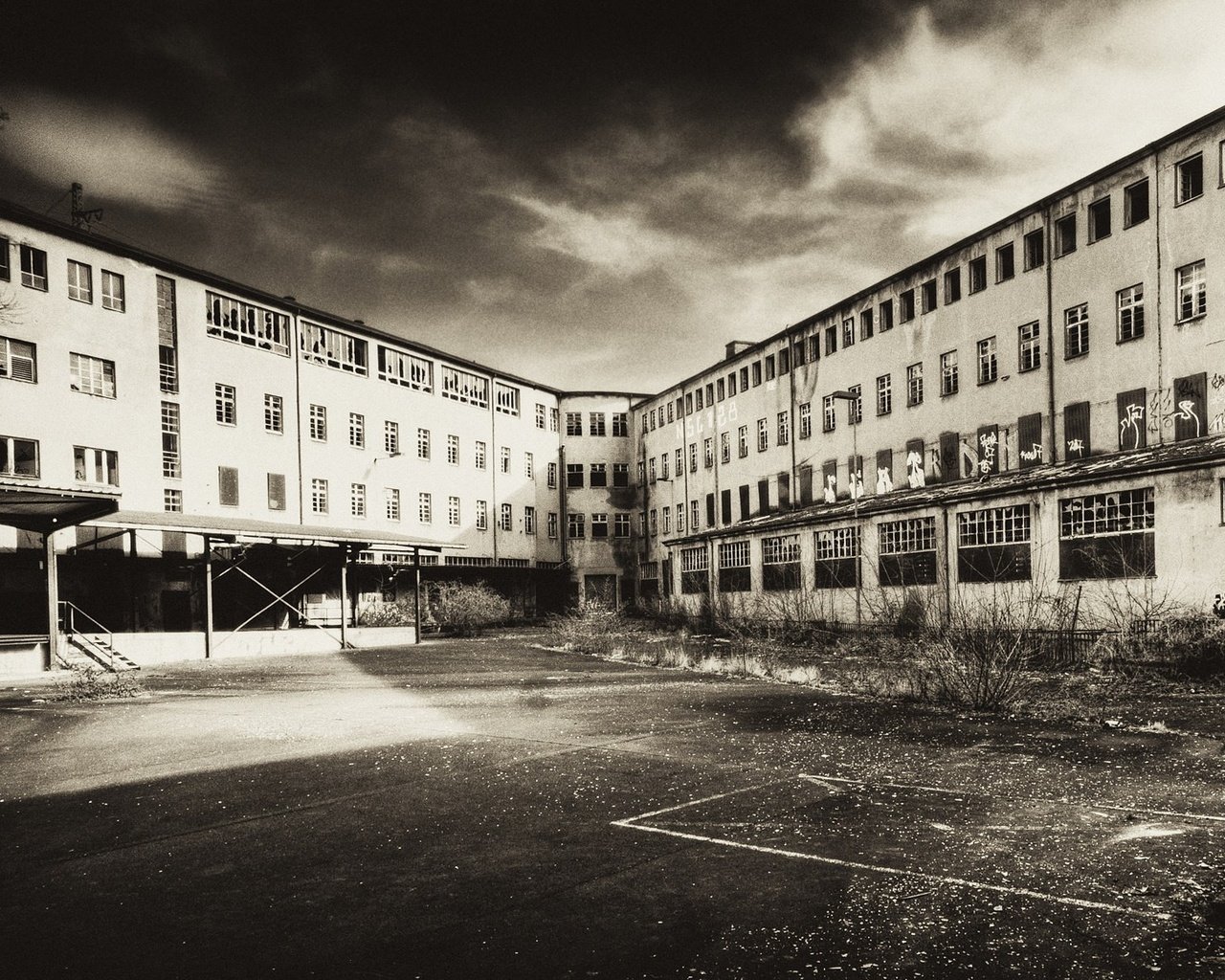 Обои чёрно-белое, здание, заброшенное, black and white, the building, abandoned разрешение 1920x1172 Загрузить