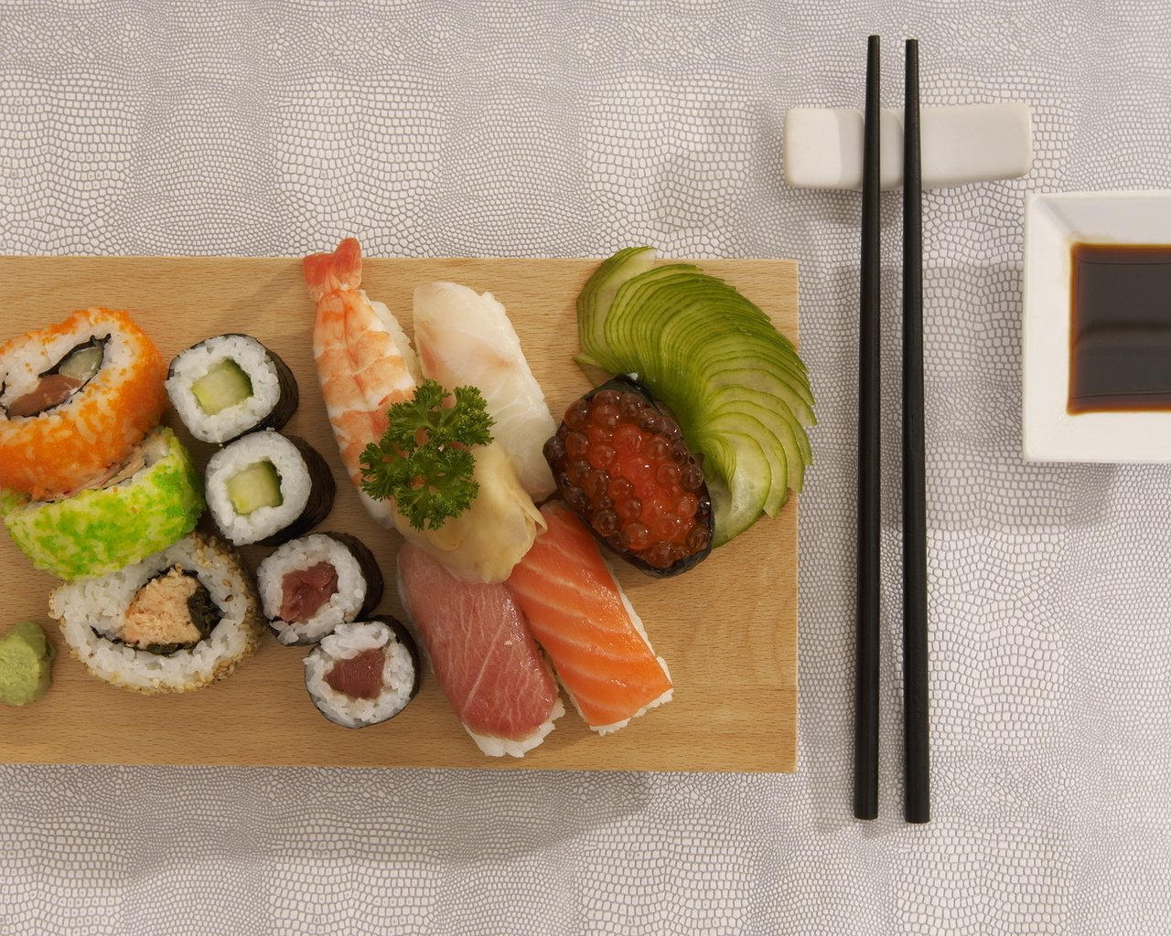 Обои еда, суши, роллы, пища, морепродукты, красная икра, food, sushi, rolls, seafood, red caviar разрешение 1920x1200 Загрузить