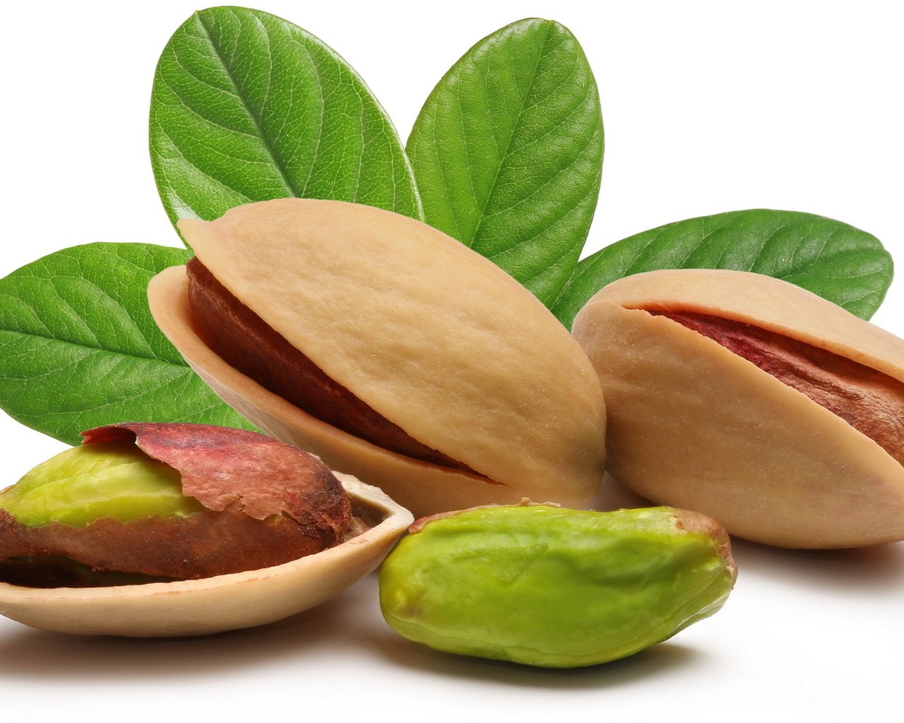 Обои орехи, листочки, фисташки, nuts, leaves, pistachios разрешение 1920x1080 Загрузить