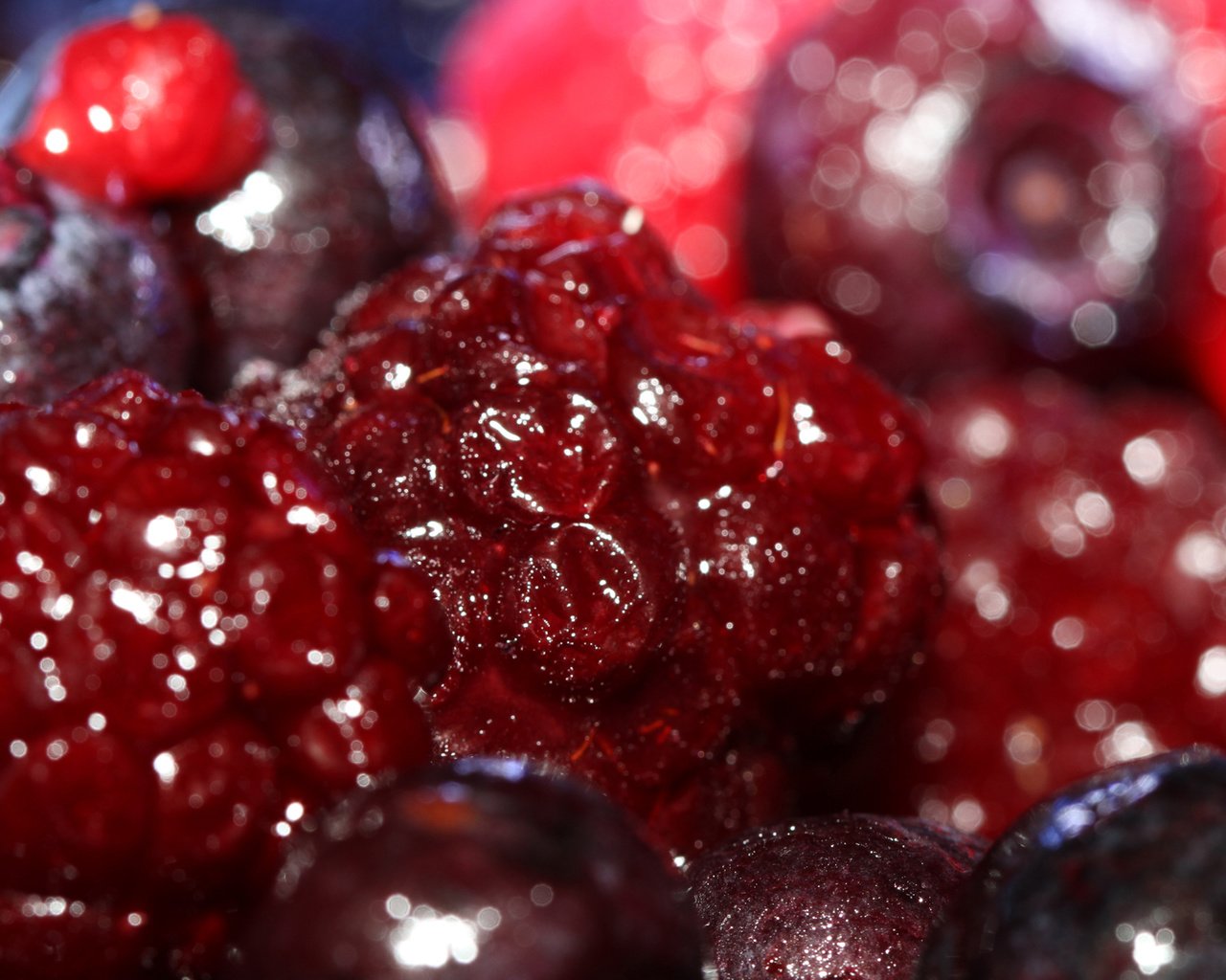 Обои макро, малина, ягоды, вишня, macro, raspberry, berries, cherry разрешение 1920x1200 Загрузить