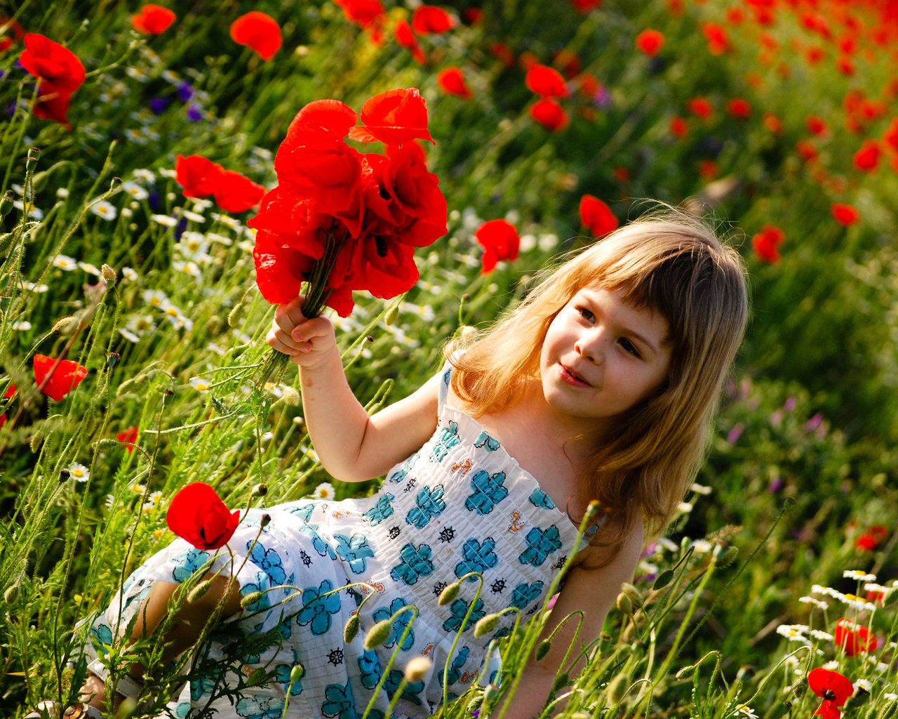 Обои цветы, поле, лето, дети, девочка, ребенок, счастье, детство, flowers, field, summer, children, girl, child, happiness, childhood разрешение 1920x1285 Загрузить