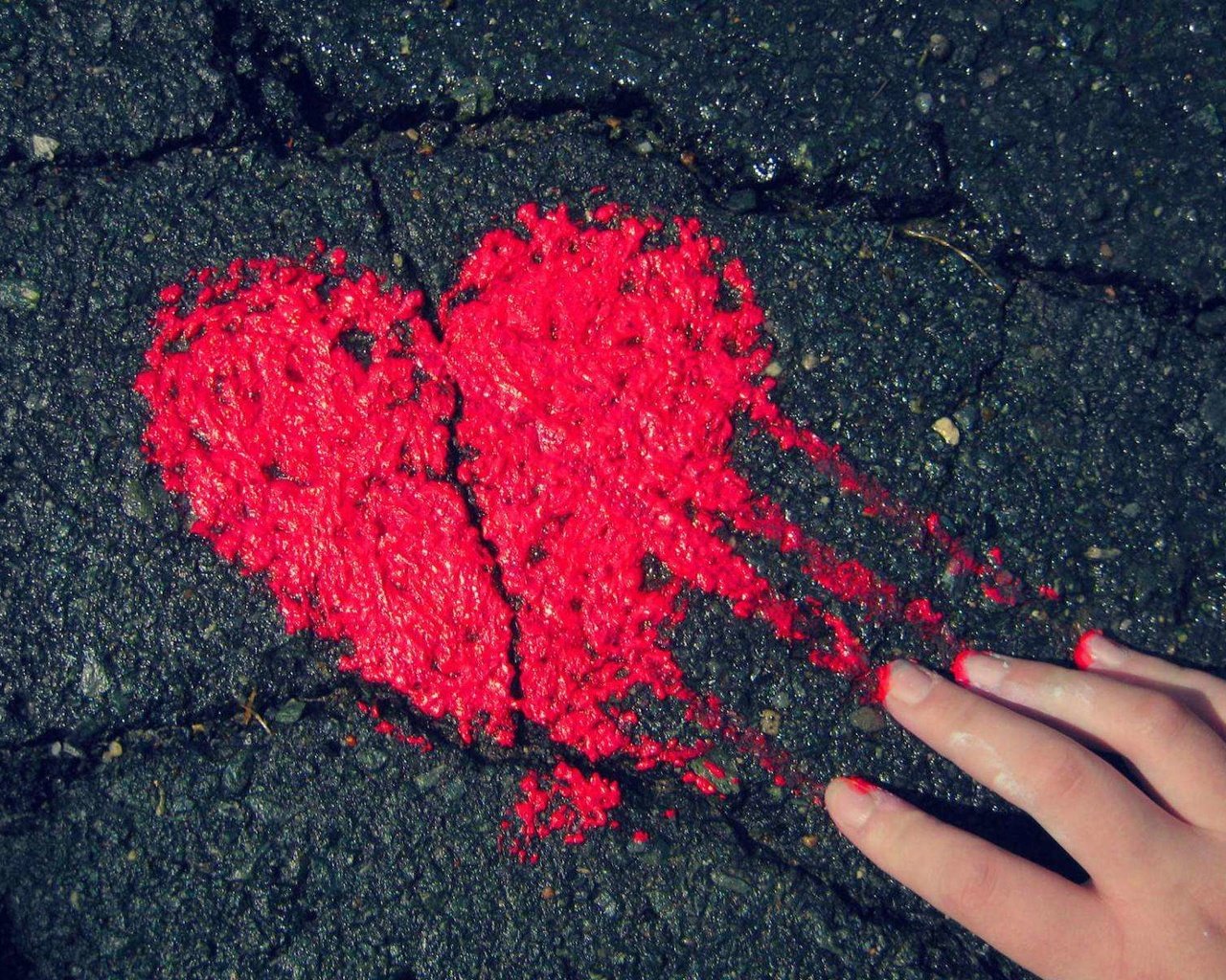 Обои рука, сердечко, краска, сердце, асфальт, hand, heart, paint, asphalt разрешение 1920x1200 Загрузить