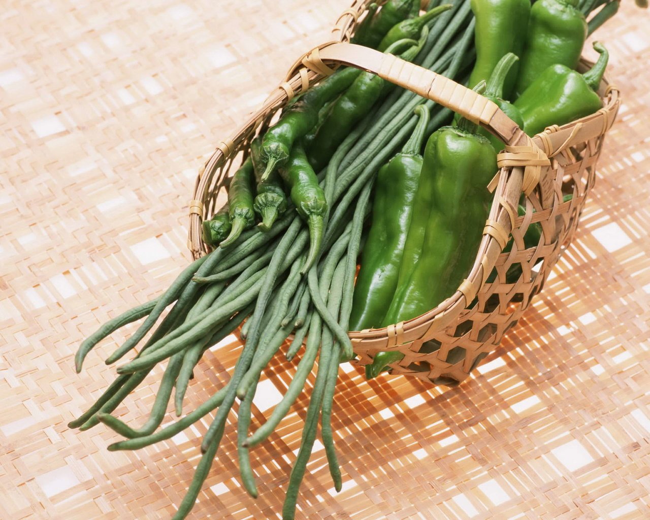 Обои овощи, корзинка, перец, фасоль, стручковая, vegetables, basket, pepper, beans, green разрешение 1920x2705 Загрузить