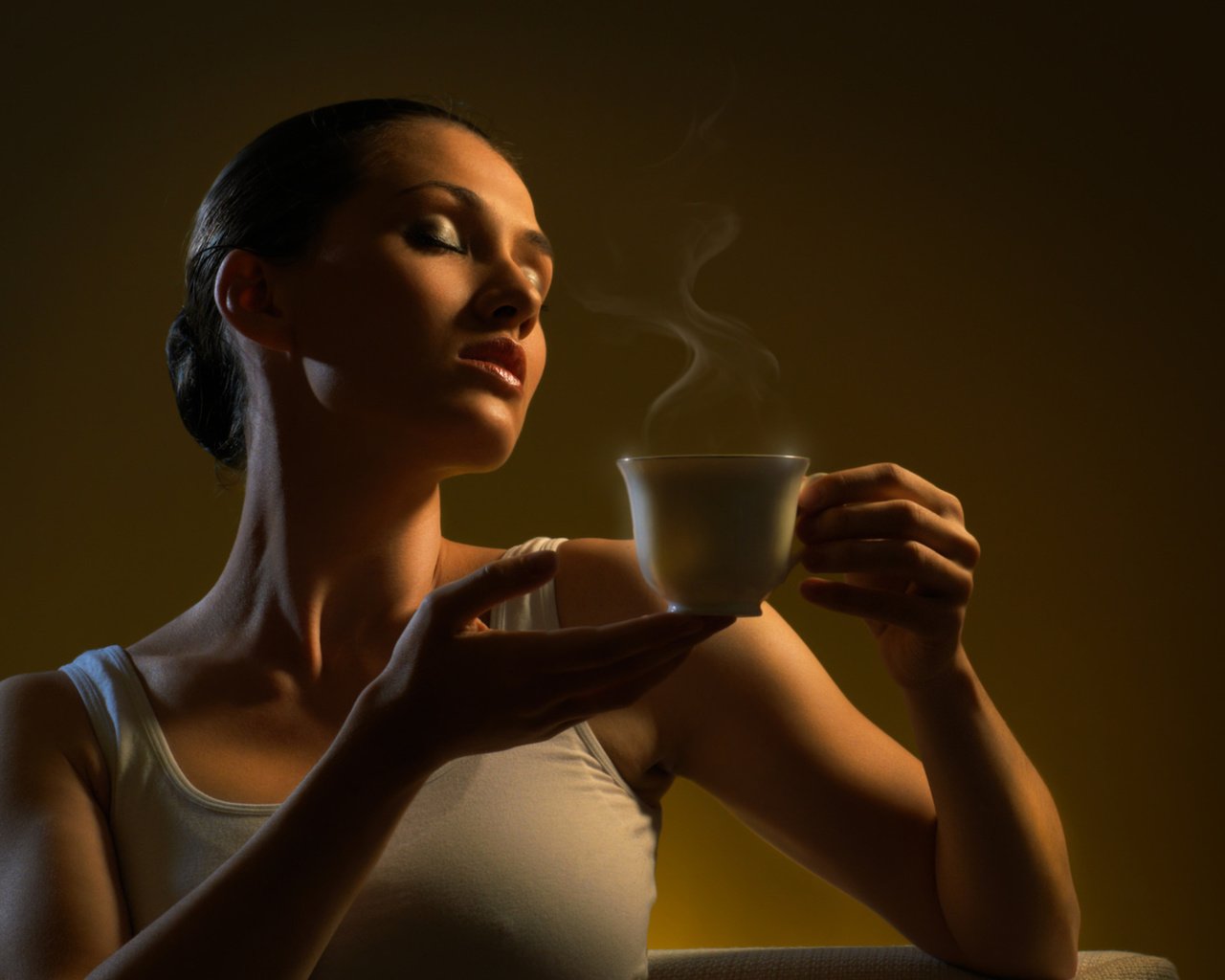 Обои девушка, брюнетка, кофе, чашка, прическа, майка, дымок, girl, brunette, coffee, cup, hairstyle, mike, smoke разрешение 2560x1600 Загрузить