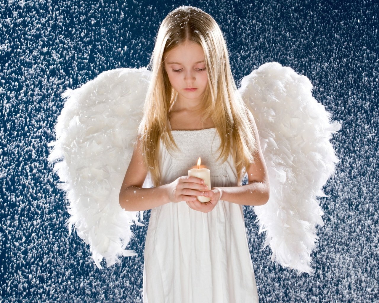 Обои снег, крылья, девочка, ангел, свечка, ребенок, свеча, детство, snow, wings, girl, angel, candle, child, childhood разрешение 2560x1600 Загрузить