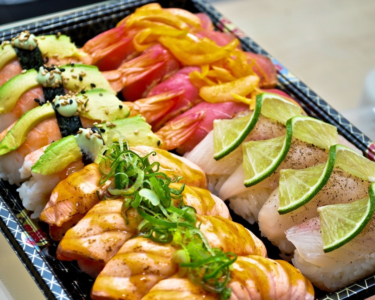 Обои лайм, рыба, суши, роллы, авокадо, морепродукты, сашими, lime, fish, sushi, rolls, avocado, seafood, sashimi разрешение 2400x1520 Загрузить