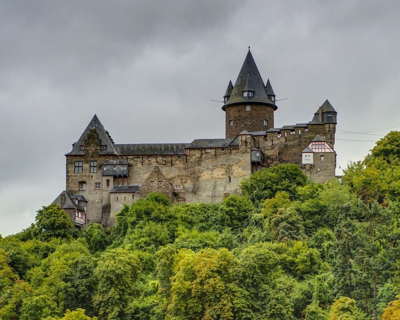 Обои замок бахарах в германии, the castle in bacharach germany разрешение 2560x1440 Загрузить