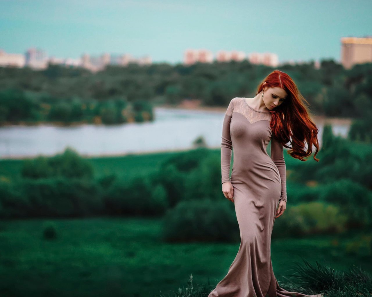 Обои природа, девушка, настроение, платье, рыжая, фигура, боке, nature, girl, mood, dress, red, figure, bokeh разрешение 1920x1200 Загрузить