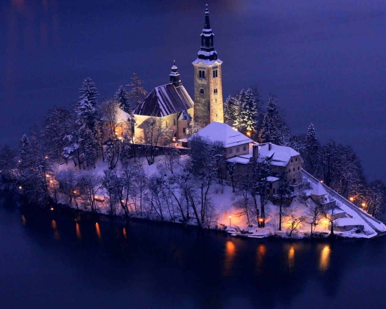 Обои деревья, остров, огни, вечер, озеро, снег, зима, башня, дома, trees, island, lights, the evening, lake, snow, winter, tower, home разрешение 1932x1208 Загрузить